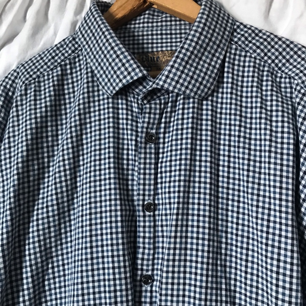 EUC Men’s button down. 3XL fits like a 2XL, therefore listed as such.